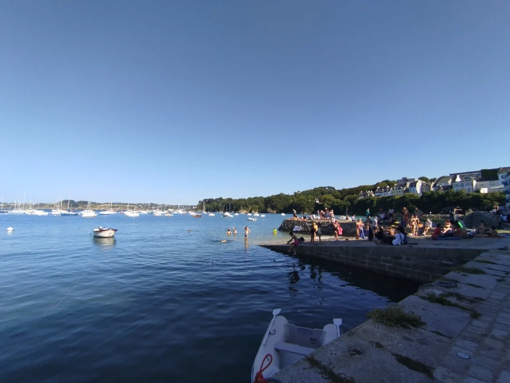 photo du port du rosmeur à douarnenez et de ses habitants qui se baignent