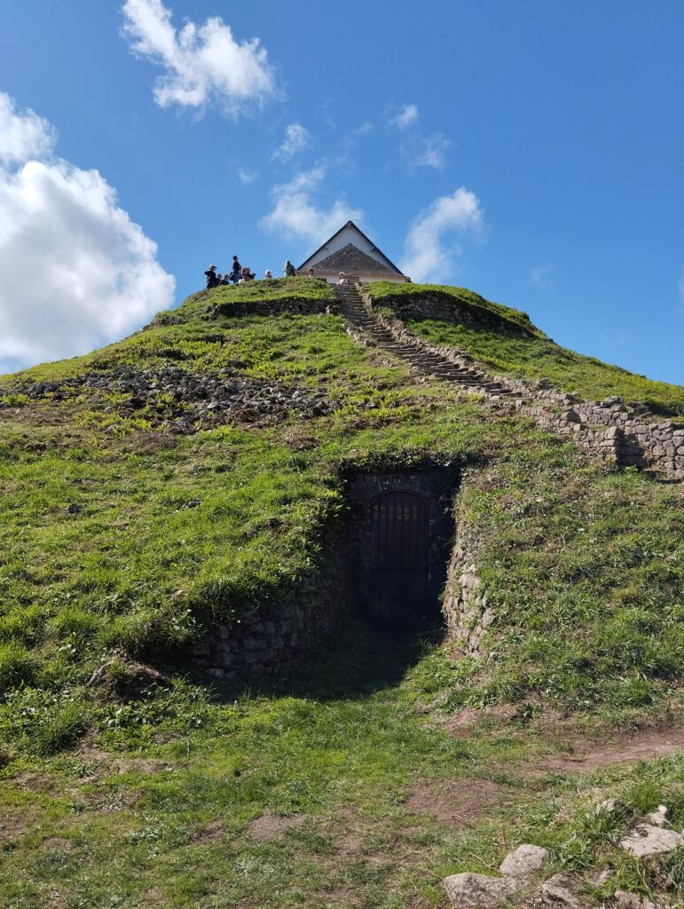 photo de la porte d'entrée du tumulus saint-michel de carnac en bretagne