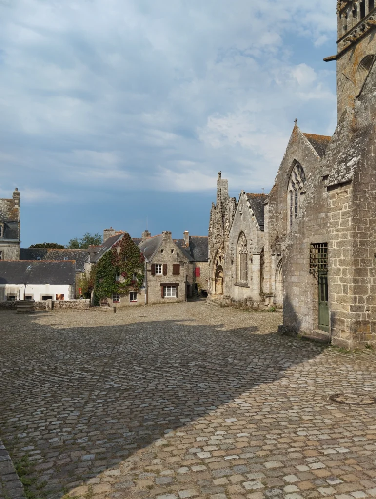 photo de la place de l'église de notre-dame-de-roscudon à pont-croix.
