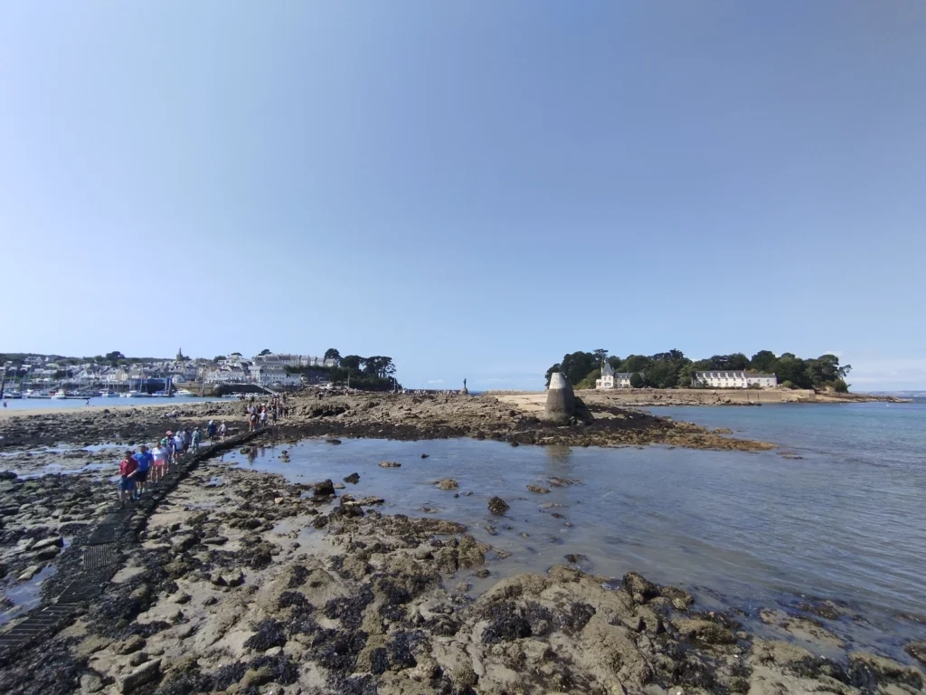 photo du gué à marée basse qui permet de rejoindre à pied l'île tristan