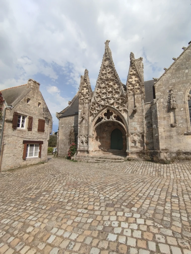 photo de la façade de notre-dame-de-roscudon à pont-croix
