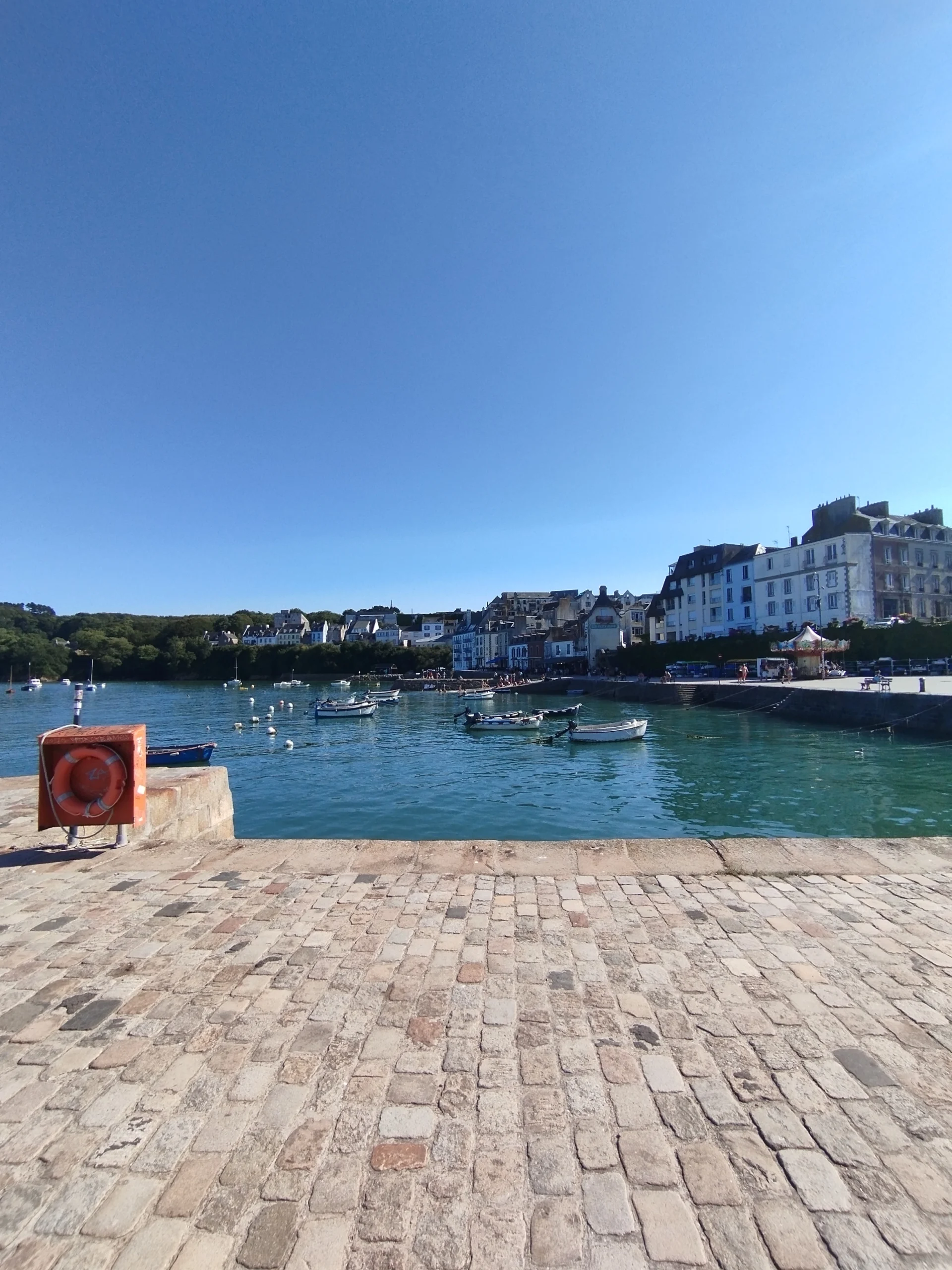 photo du port du rosmeur à douarnenez avec ses quais animés et son port de plaisance