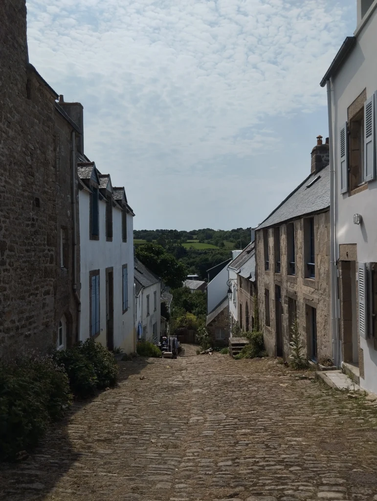 photo d'une vieille ruelle du village de pont-croix, près de douarnenez
